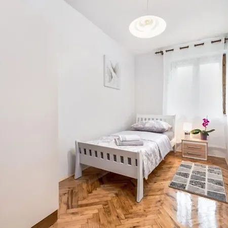 Aspalathos Lejlighed